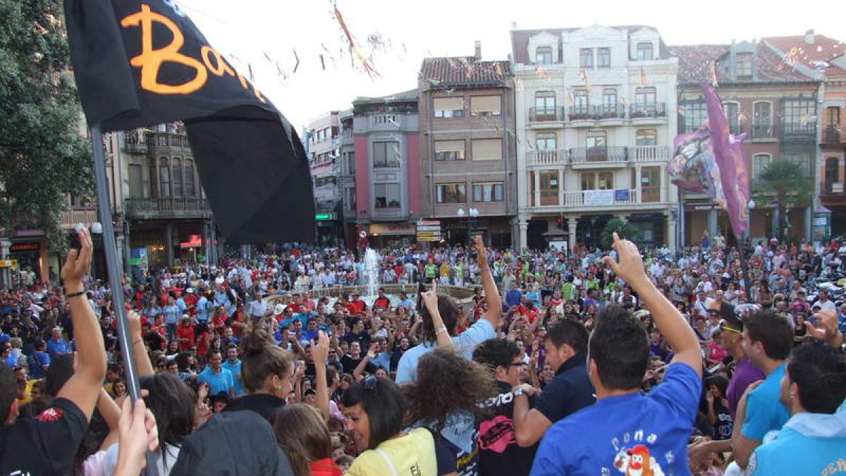 Chupinazo de las Fiestas de La Bañeza, uno de los acontecimientos más multitudinarios en los que siempre están presentes las peñas de la localidad.