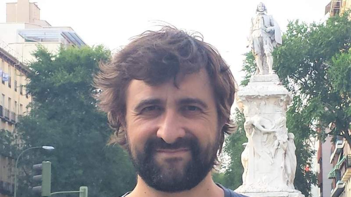 Fernando Domínguez, leonés residente en Madrid, combina su actividad como ingeniero con su vocación literaria.