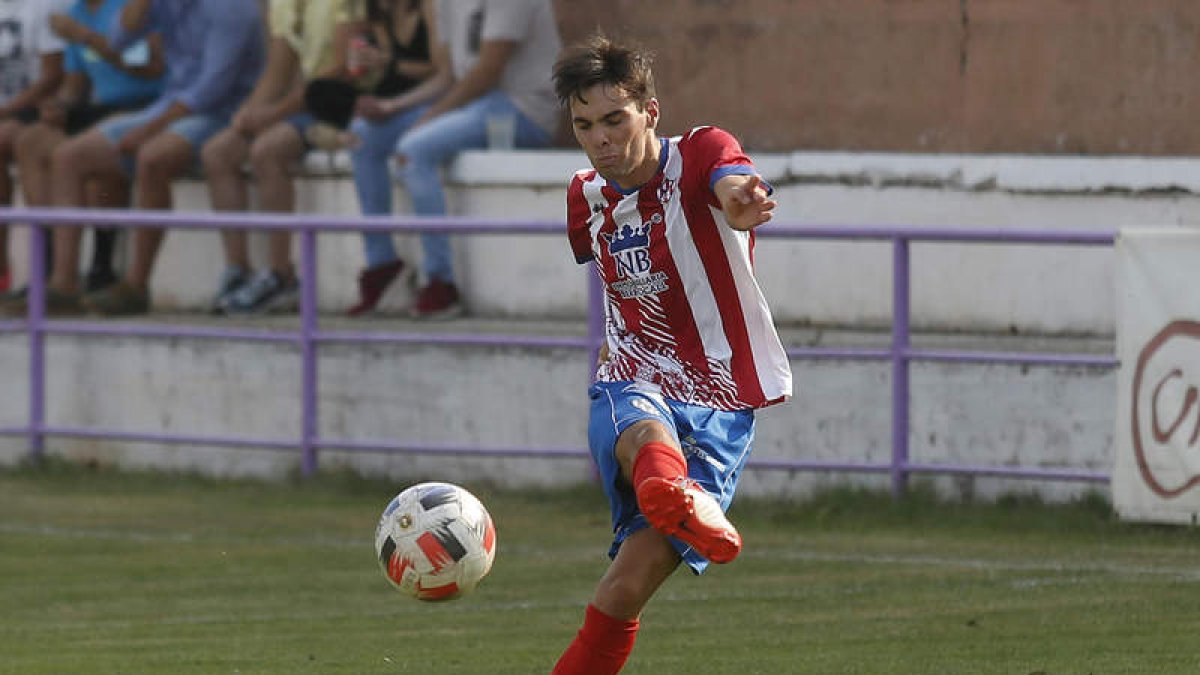 El Atlético Bembibre empató ante el CD Barco. F. OTERO