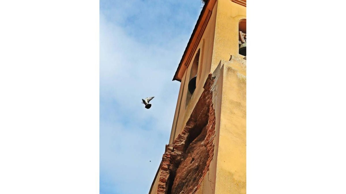 Imagen del boquete que se abrió en la torre de Urdiales. RAMIRO