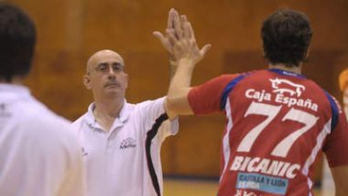 El jugador ademarista, Stranovsky a punto de anotar en la portería de los rivales.