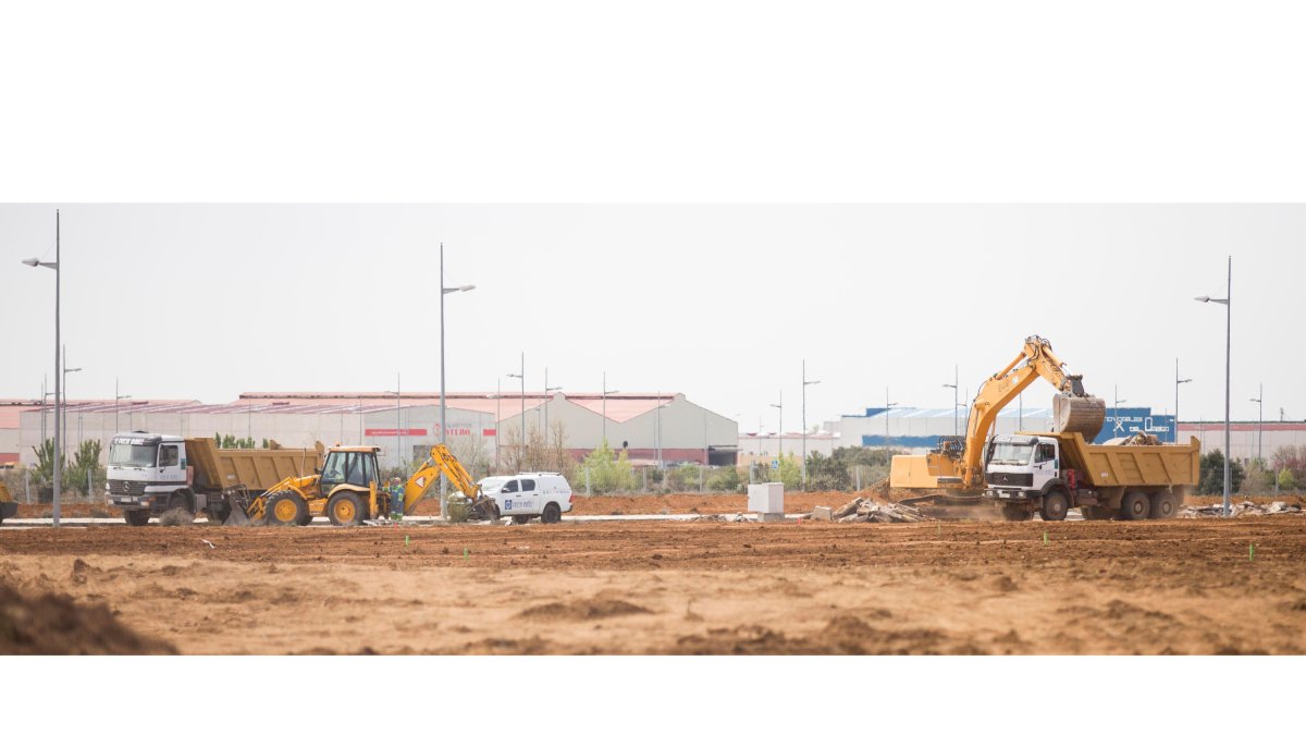 Obras de acondicionamiento de una parcela en el polígono industrial de Villadangos del Páramo. F. Otero Perandones.