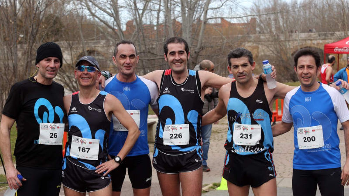 José Manuel García, en la foto de la izquierda, junto a varios de los participantes en una carrera que reunió a más de 200 atletas.