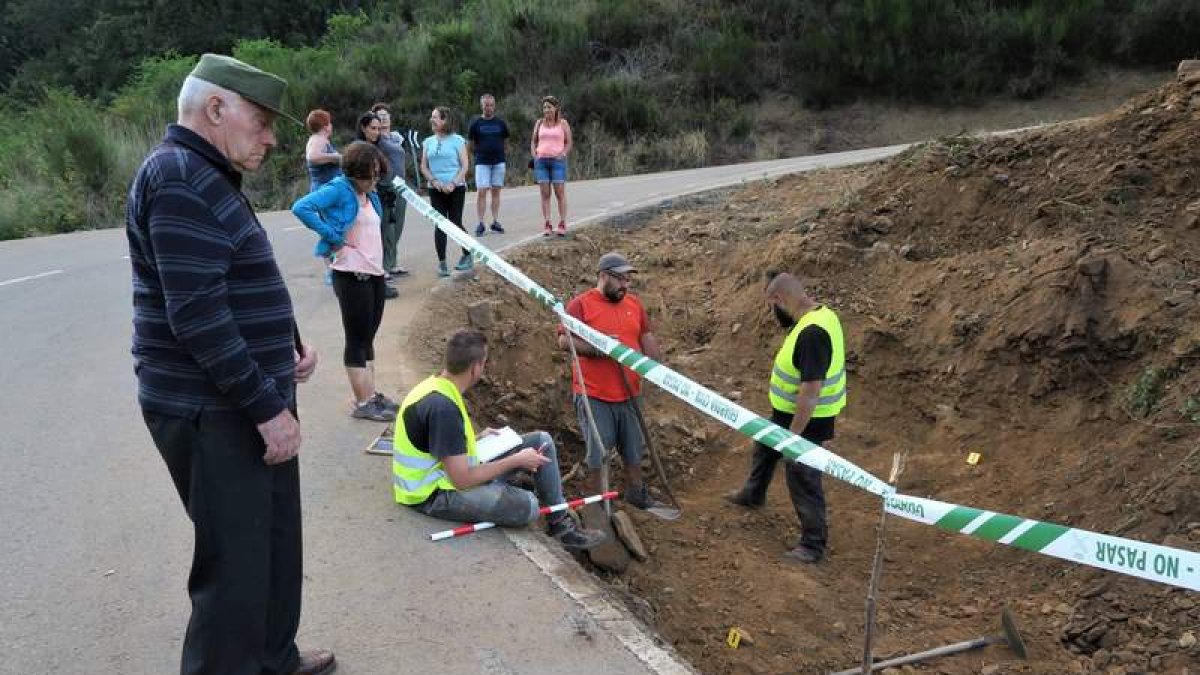 Luis Alonso el pasado septiembre en la exhumación de los restos de su padre. ÓSCAR RODRÍGUEZ / ARMH