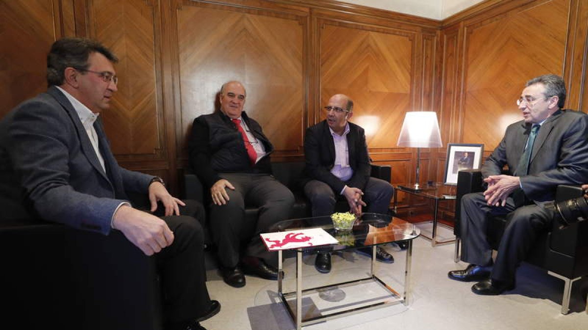 Juan Martínez Majo, Alberto García, Francisco Castañón y Amador Gómez, de Renfe, ayer.