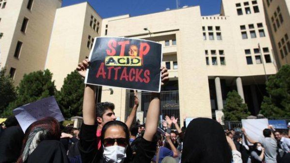 Decenas de mujeres se manifiestan este jueves ante el Tribunal de Ispahán contra los ataques con ácido.