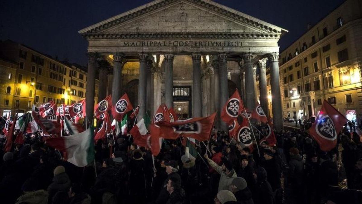 Seguidores de la organización fascista CasaPound asisten a un acto electoral celebrado en Roma, el 1 de marzo.