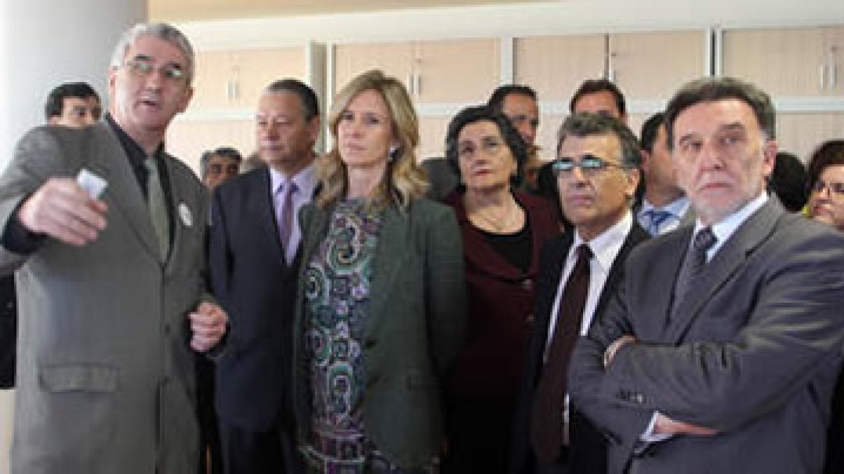 La ministra de Ciencia y Tecnología atiende a la explicación en un momento de la visita.