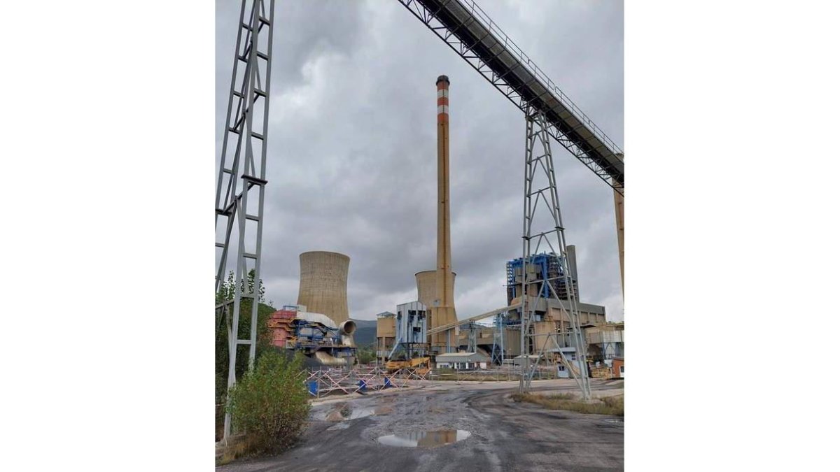 Imagen actual de los trabajos para desmantelar la térmica roblama. DL