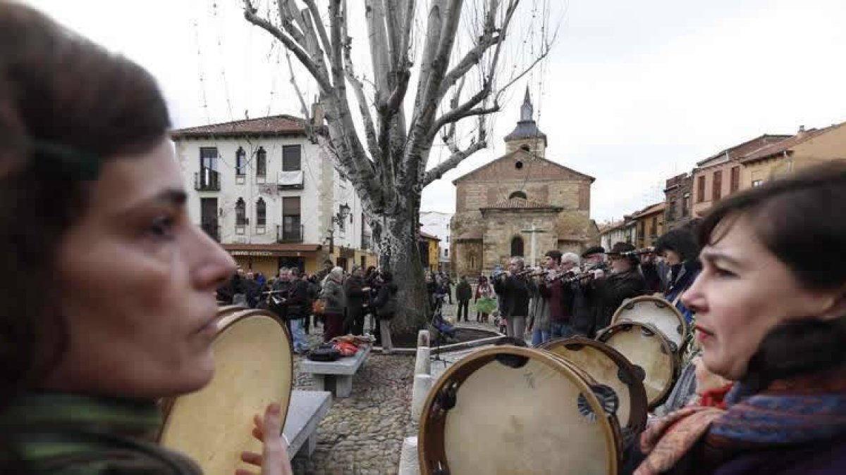 Ecologistas se concentró ayer en la plaza.