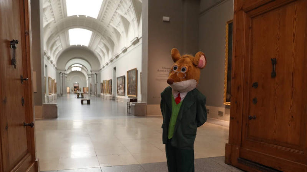 El ratón periodista, en su primera visita al Prado para investigar un robo. J. J. GUILLÉN