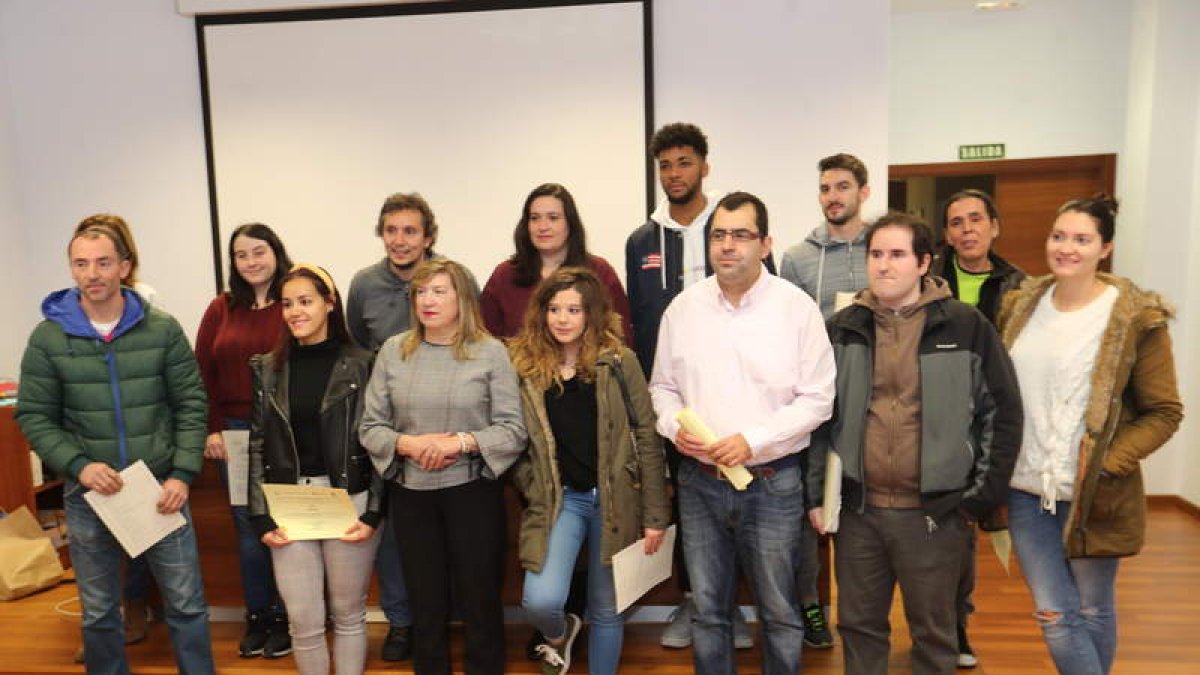 La presidenta del Imfe y lo alumnos participantes. L. DE LA MATA