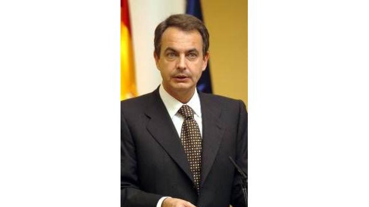 A Zapatero no le afecta la crisis del PP