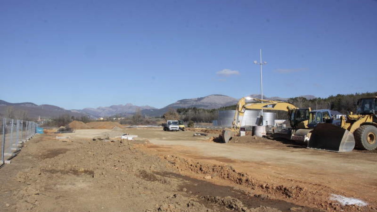 Parcela en el polígono de Vidanes donde se están ejecutando las obras. CAMPOS