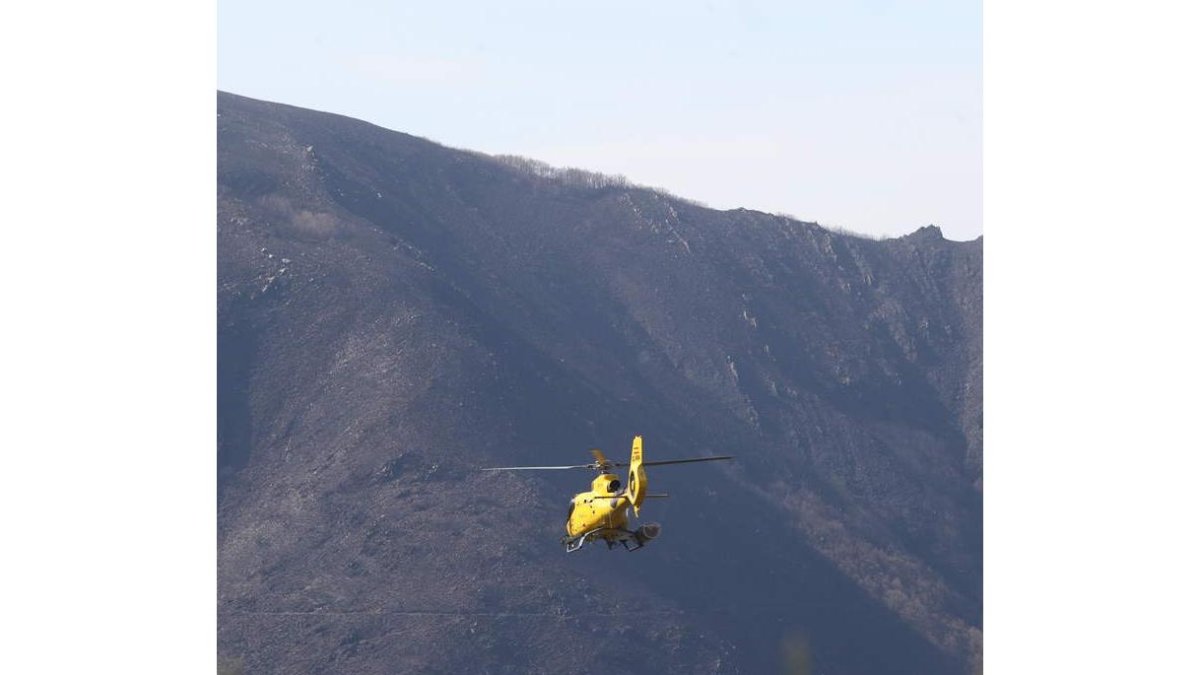 Un helicóptero de la Junta volaba el 22 de abril sobre los montes quemados de la Tebaida. BARREDO
