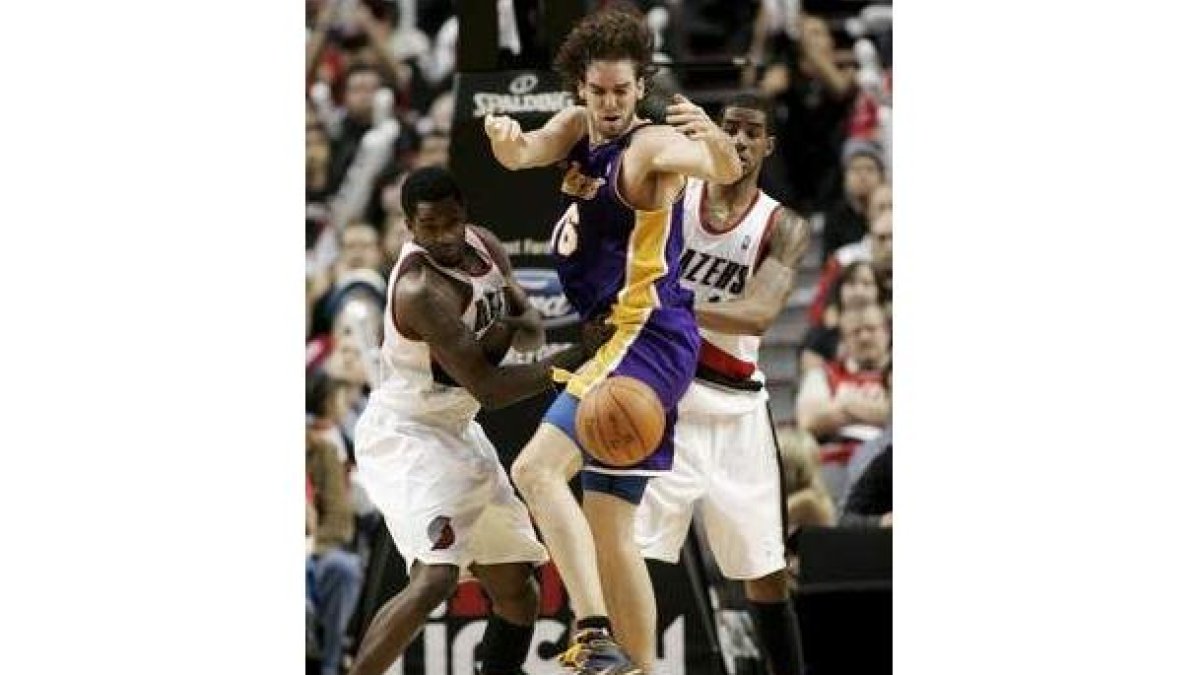 Paul Gasol, defendido por Aldrige y Webster.