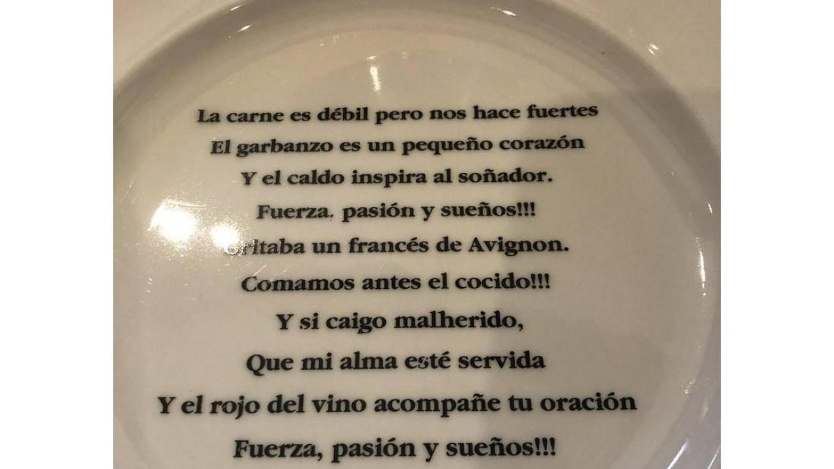 Un plato con mensaje en el que se sirve el cocido maragato en Casa Coscolo, en Castrillo de los Polvazares