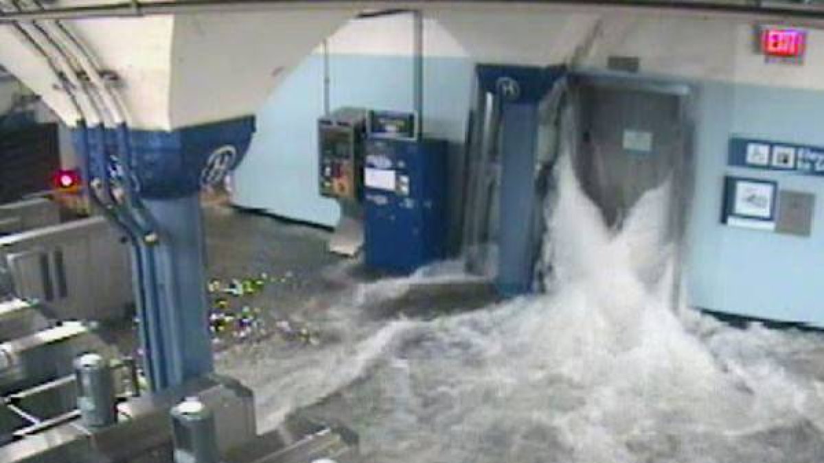 El agua entra en una estación de metro en Hoboken, en Nueva Jersey.