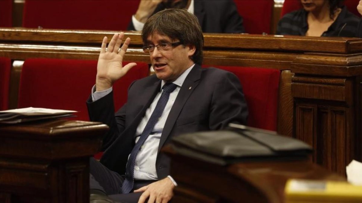 El presidente de la Generalitat, Carles Puigdemont, durante el debate de la cuestión de confianza en el Parlament.