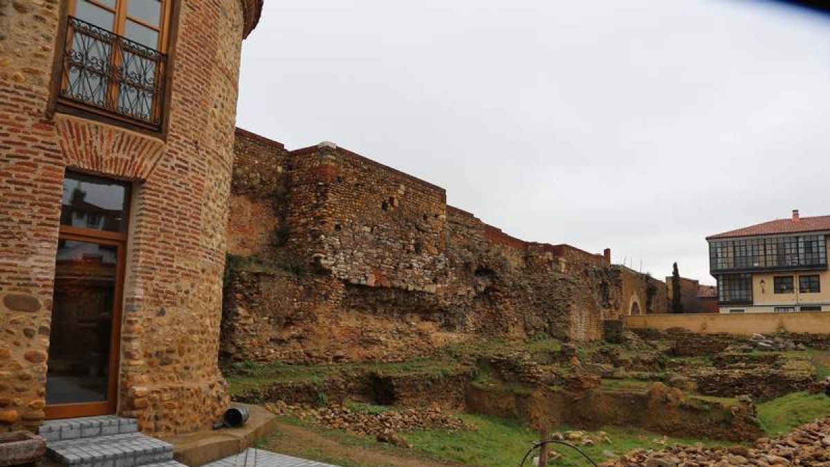 Parte trasera del edificio que cobija el centro de interpretación del León Romano.