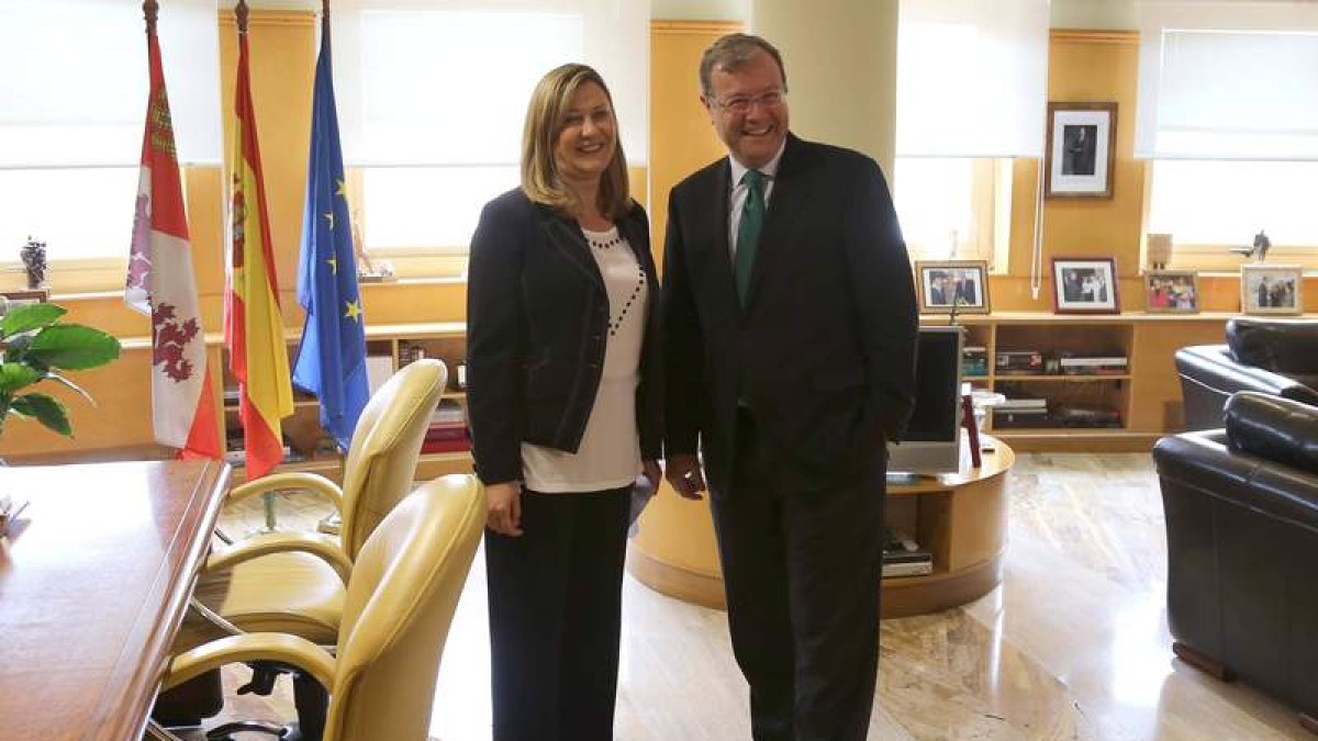 Pilar del Olmo y Antonio Silván, antes de iniciar la reunión de ayer.