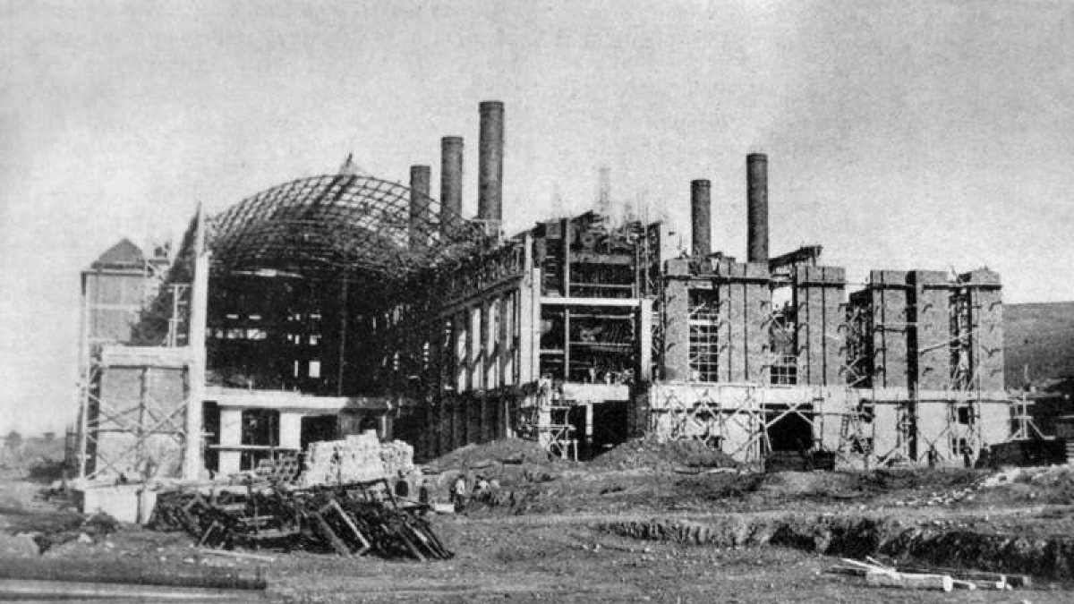 La central térmica de Compostilla I, en plena construcción el 8 de marzo de 1948. Más de dos mil obreros ayudaron a levantar un edificio que hoy vuelve a estar en obras para albergar el Museo de la Energía.