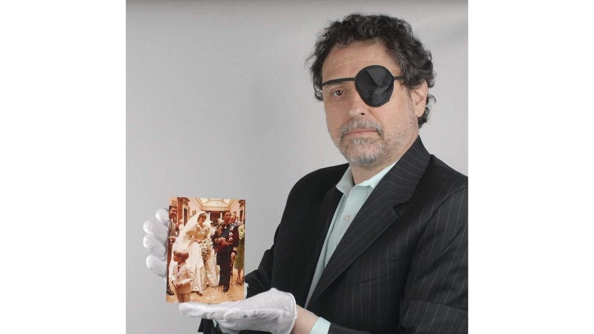 Bobby Livingston enseña una fotografía inédita de la boda de Diana con el príncipe Carlos el 29 de julio de 1981.