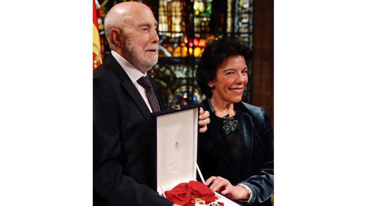 El autor, junto a Isabel Celaá, con la Cruz de Alfonso X. J. HERRERO