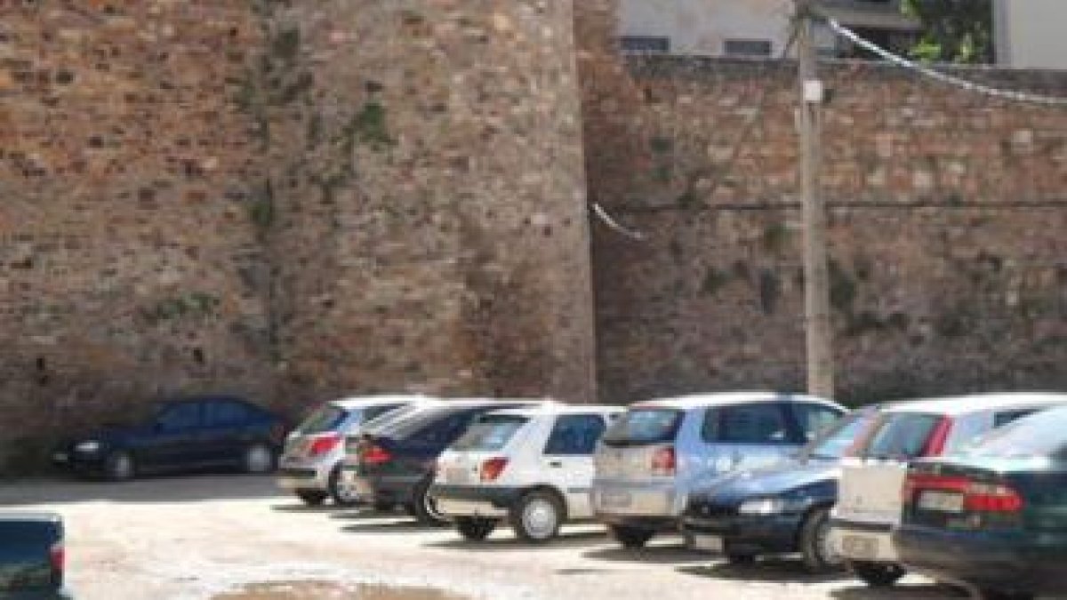 Ayer aún quedaban charcos en la zona de aparcamiento de El Melgar.