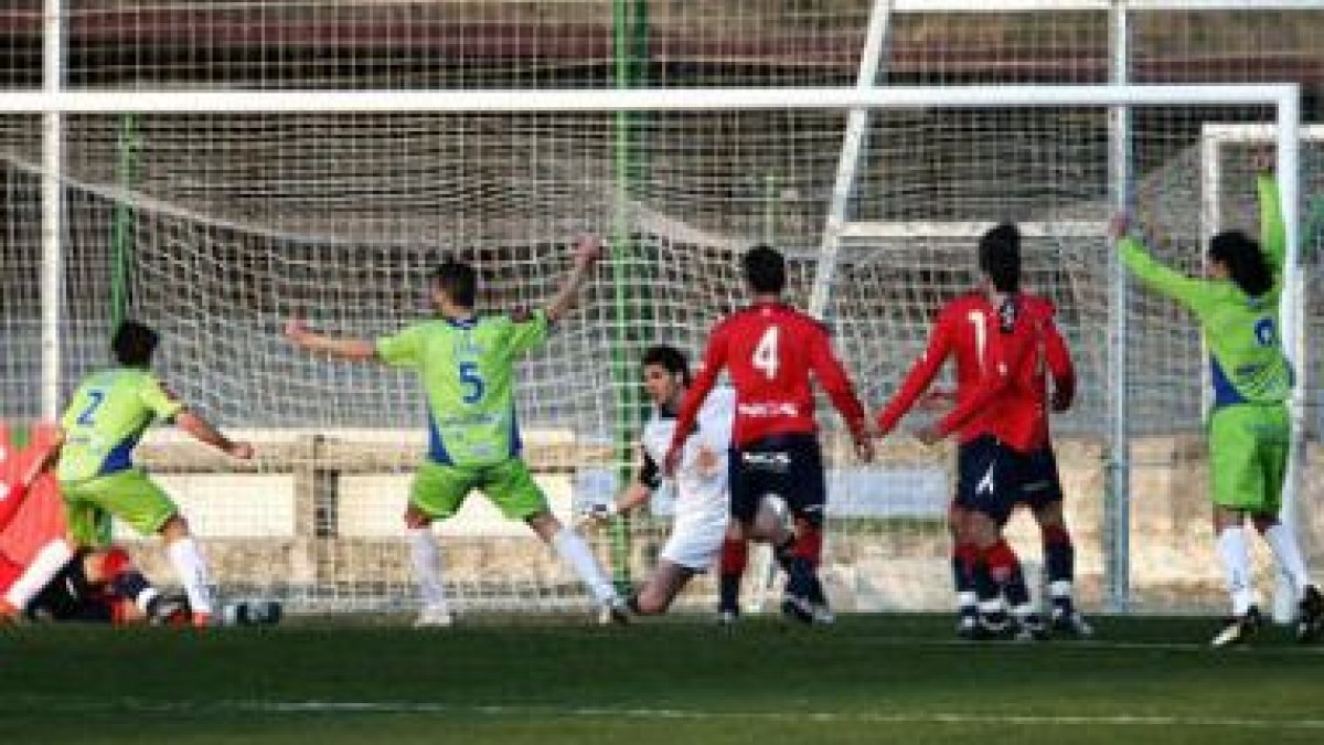 Los jugadores de la Deportiva, ayer de verde, celebran el gol en propia puerta de Ekhi, que acabaría