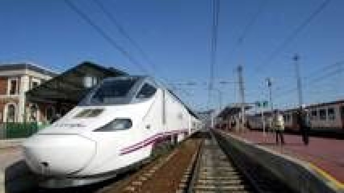 El tren Alvia ya está funcionando en las vías de León desde su puesta en marcha el mes pasado