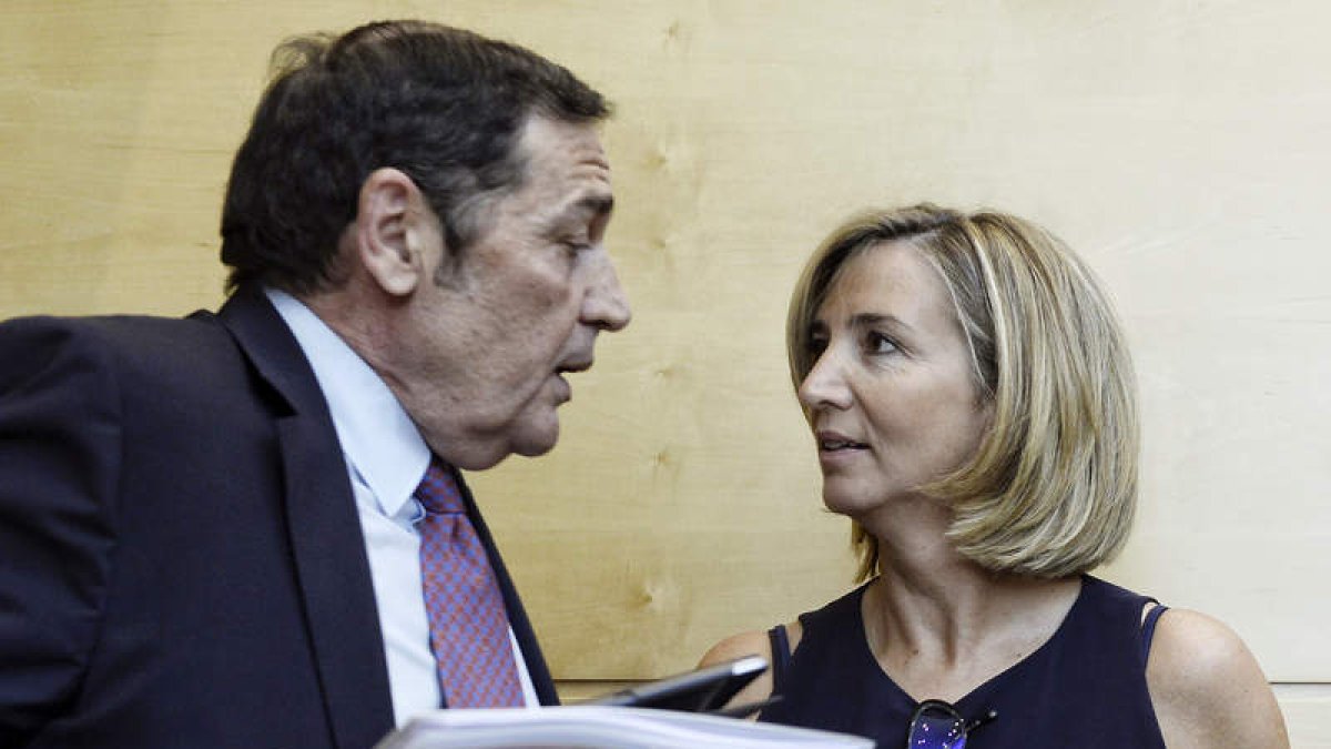 El consejero de Sanidad, Antonio María Sáez, y la de Familia, Alicia García, ayer en las Cortes. EFE