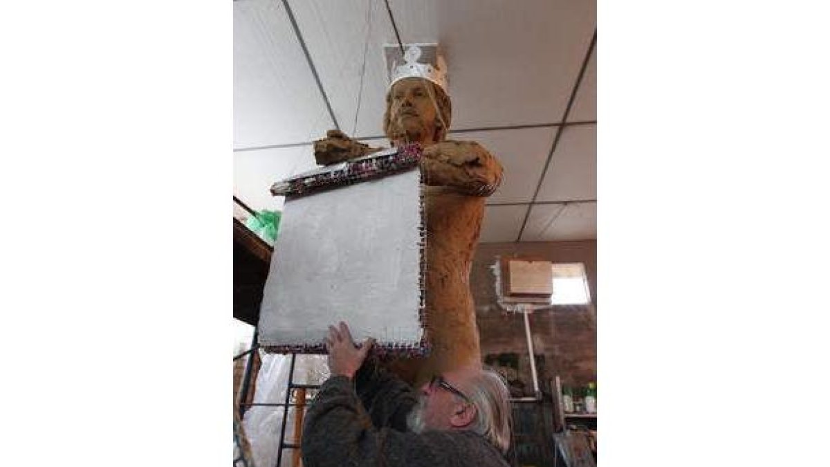Muñiz Alique coloca a la estatua de Alfonso IX el diploma que simboliza las Cortes de 1188.