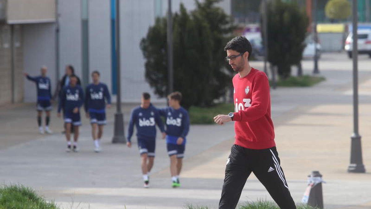Rubén Vega, de camino a dirigir el entrenamiento de ayer en el Anexo de El Toralín. L. DE LA MATA