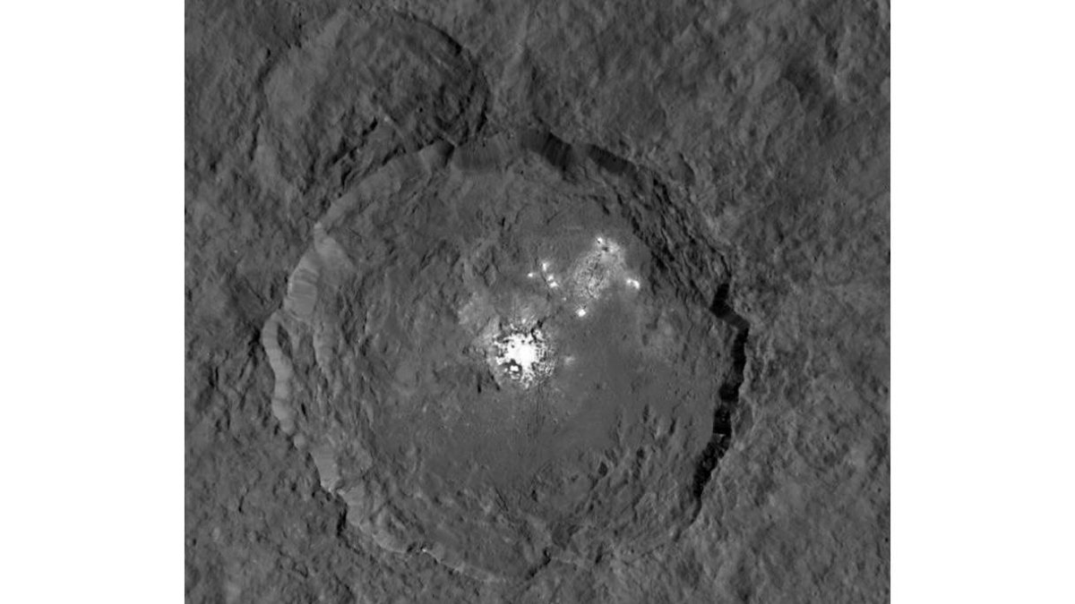 Fotografía facilitada por la ESO de un mapa detallado de la superficie del planeta enano Ceres. EFE