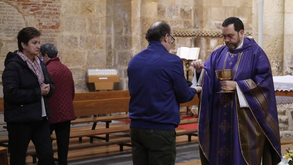 Manuel Fláker celebró misa en el Mercado con media docena de feligreses.