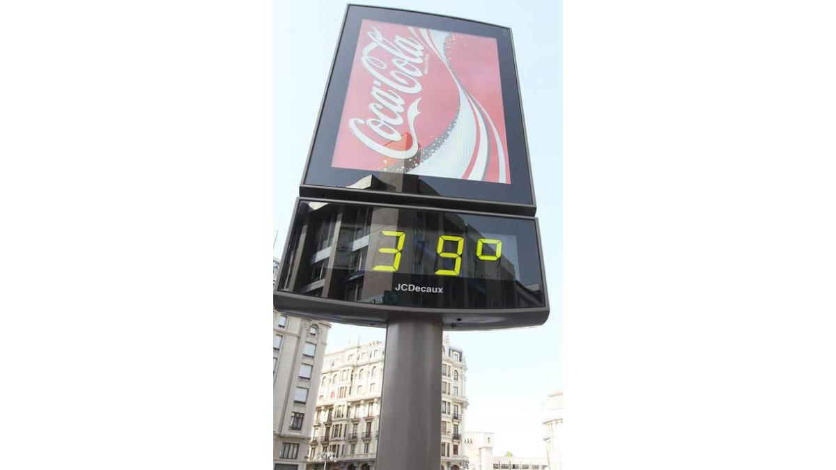 Un termómetro en el centro de León el martes, 39 grados.