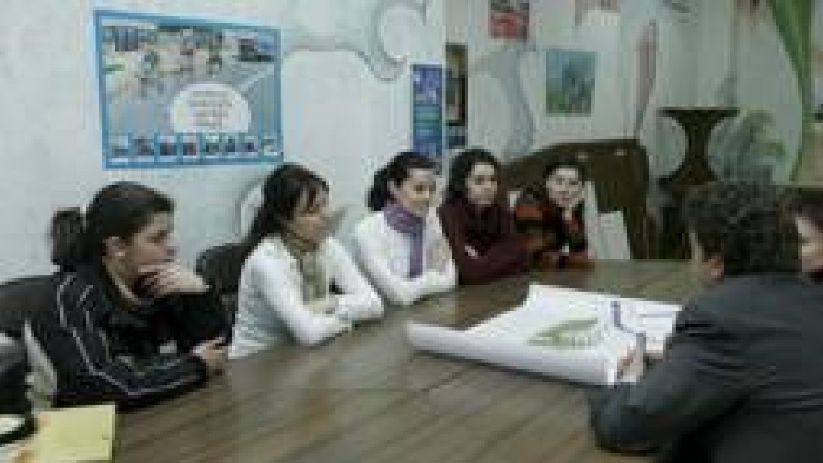 Las representantes del Consejo Local de la Juventud escucharon ayer las explicaciones del alcalde