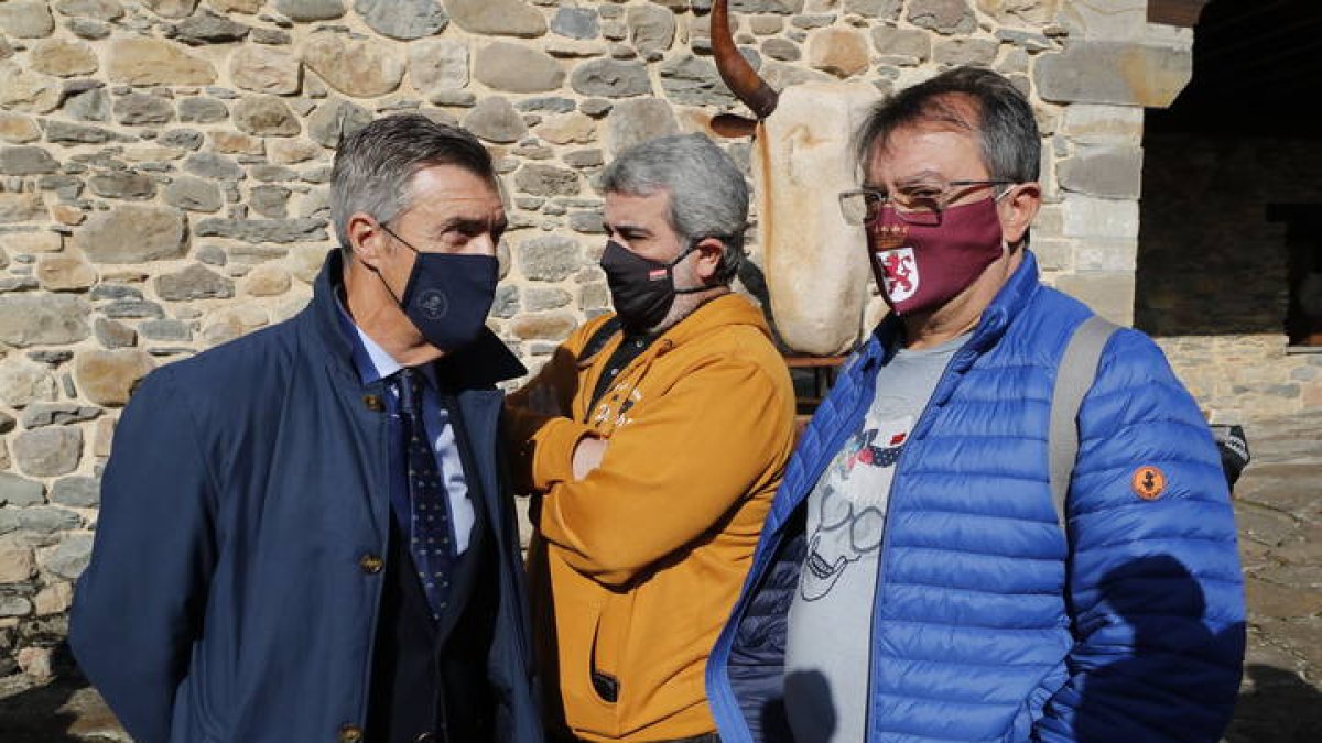 A la derecha, Enrique Reguero (UGT), a su izquierda de naranja, Xosepe Vega (CC OO) y Javier Cepedano (Fele). RAMIRO