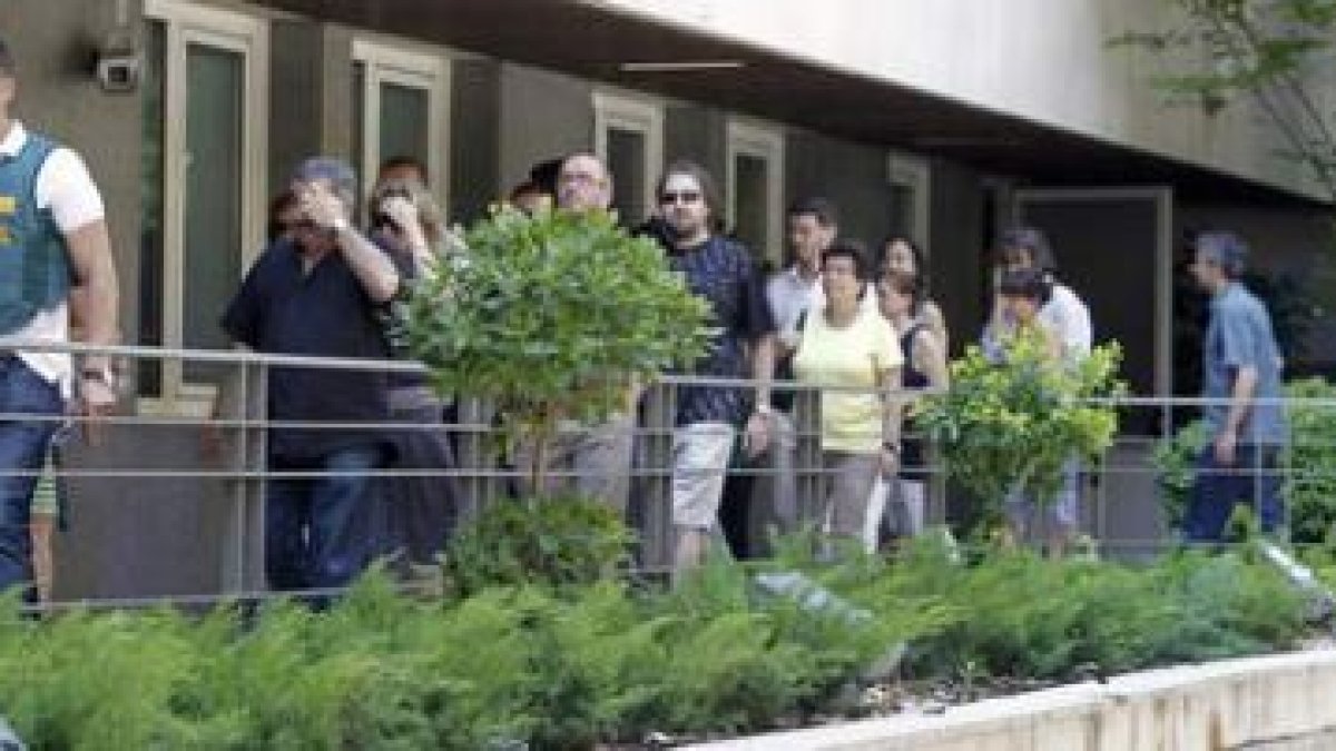 Imagen del desalojo de los trabajadores de la SGAE acometido ayer por la Guardia Civil.