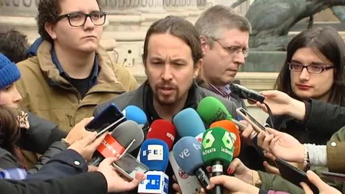 El líder de Podemos, Pablo Iglesias, hace declaraciones a los medios de comunicación, tras presentar una proposición no de ley para garantizar la libertad de expresión.