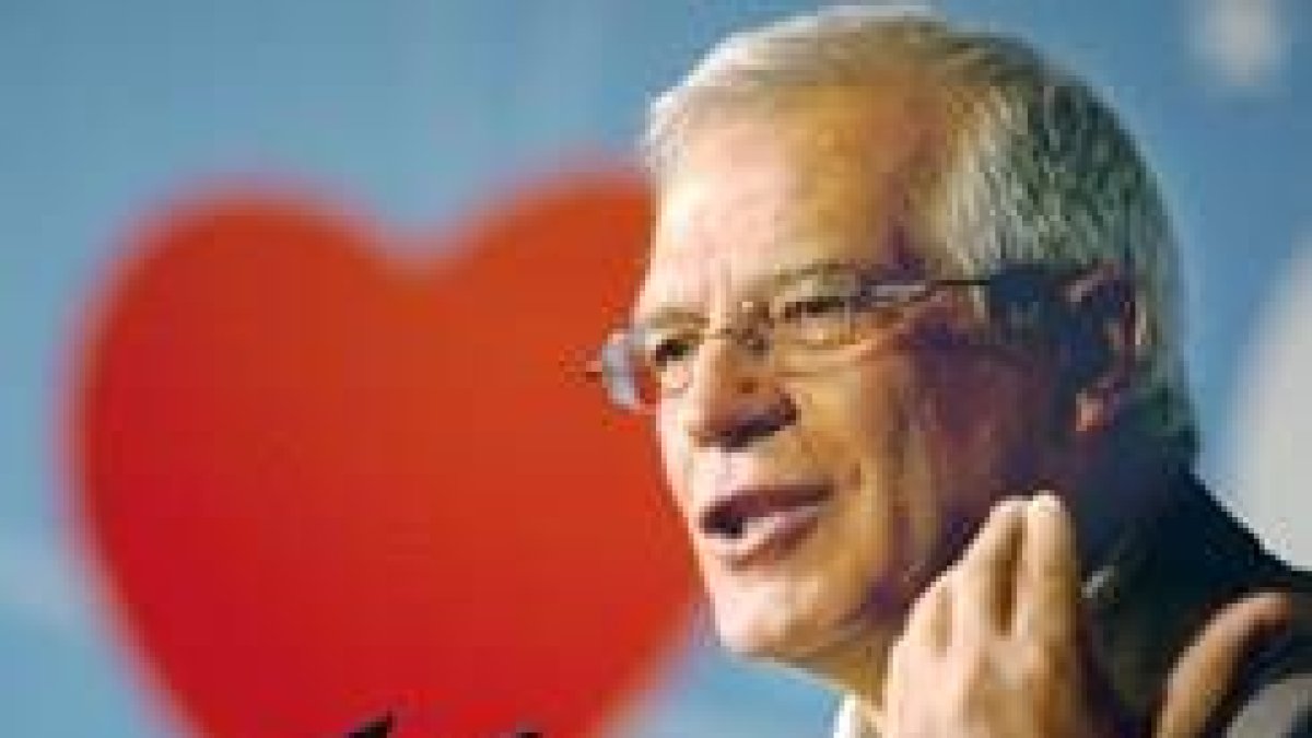 Borrell, ayer, durante su mitin en Santiago de Compostela