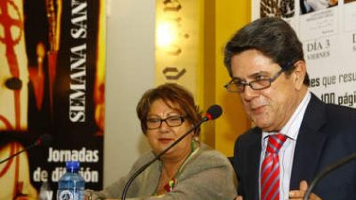 Trillo, en un momento de su intervención, junto a Mari Paz Díez