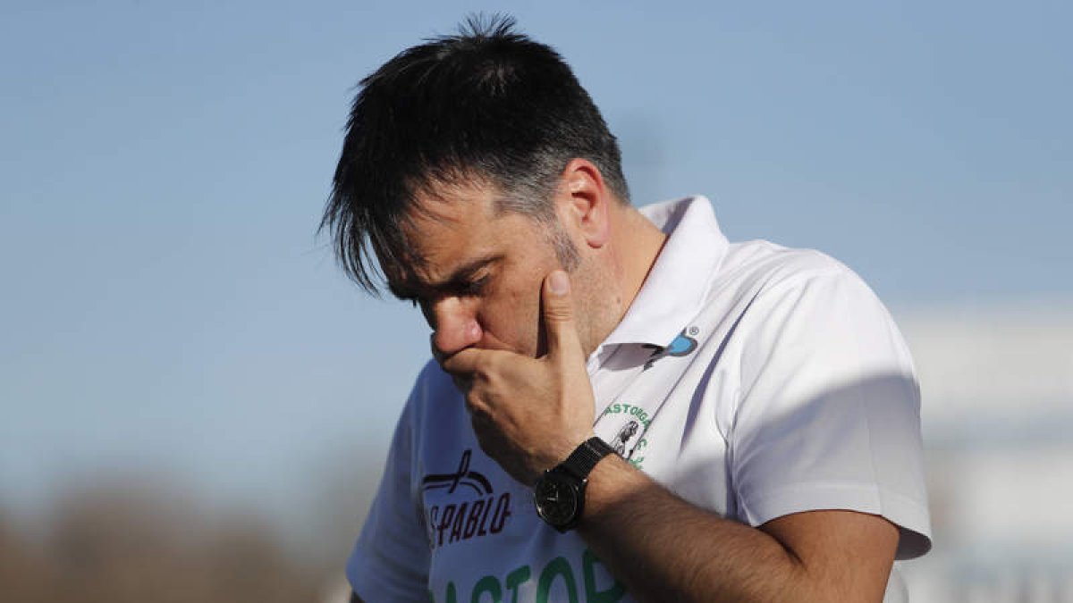 Miguel Ángel Miñambres, entrenador del equipo maragato, no se fía del filial blanco. JESÚS F. SALVADORES