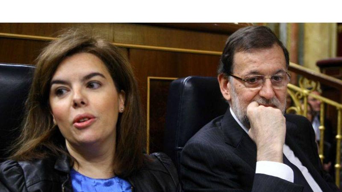 Rajoy y Sáenz de Santamaría, durante el pleno de control al Gobierno.