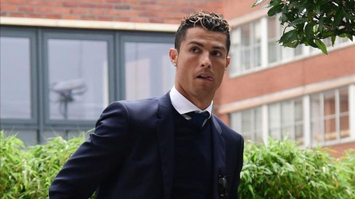 Cristiano Ronaldo, a su llegada al hotel de Cardiff para jugar la final de la Champions.