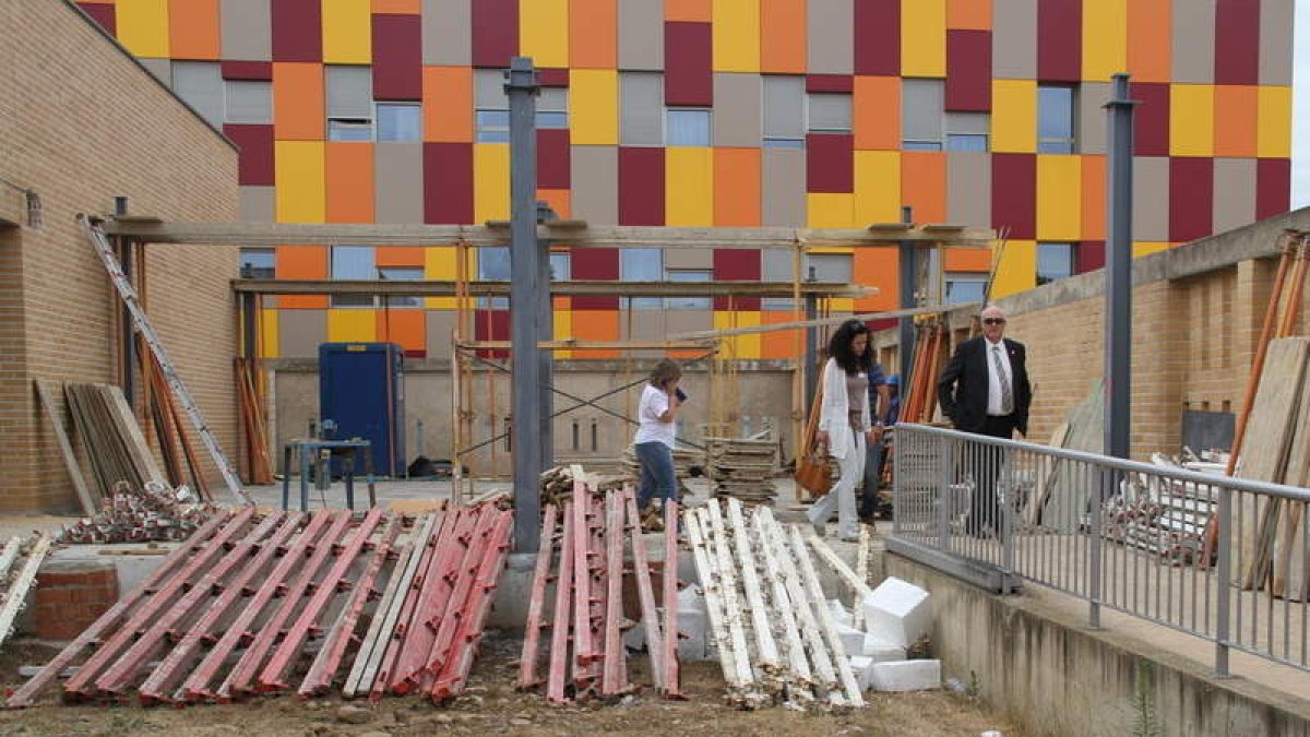El alcalde Gregorio Chamorro visitó las obras de la guardería.