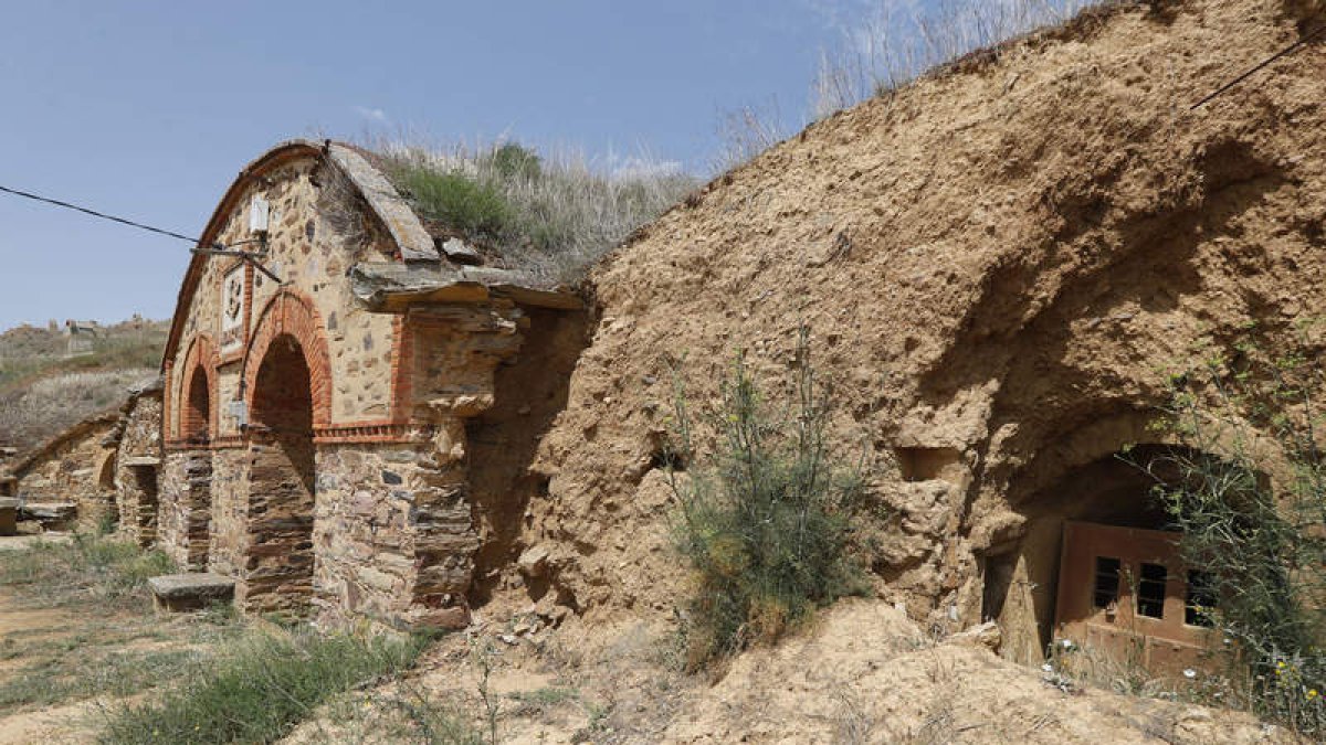 Imágenes de las cuevas de San Adrián del Valle, una localidad que se ha hecho famosa por el perfil arquitectónico que le aportan sus bodegas artesanales. Muchas de ellas fueron construidas a mano por los propietarios de las tierras y comenzaron a excavars