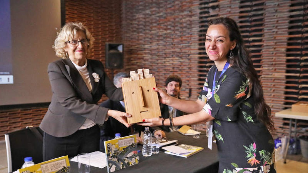 La alcaldesa de Madrid, Manuela Carmena, entrega el premio a Delia Lozupone