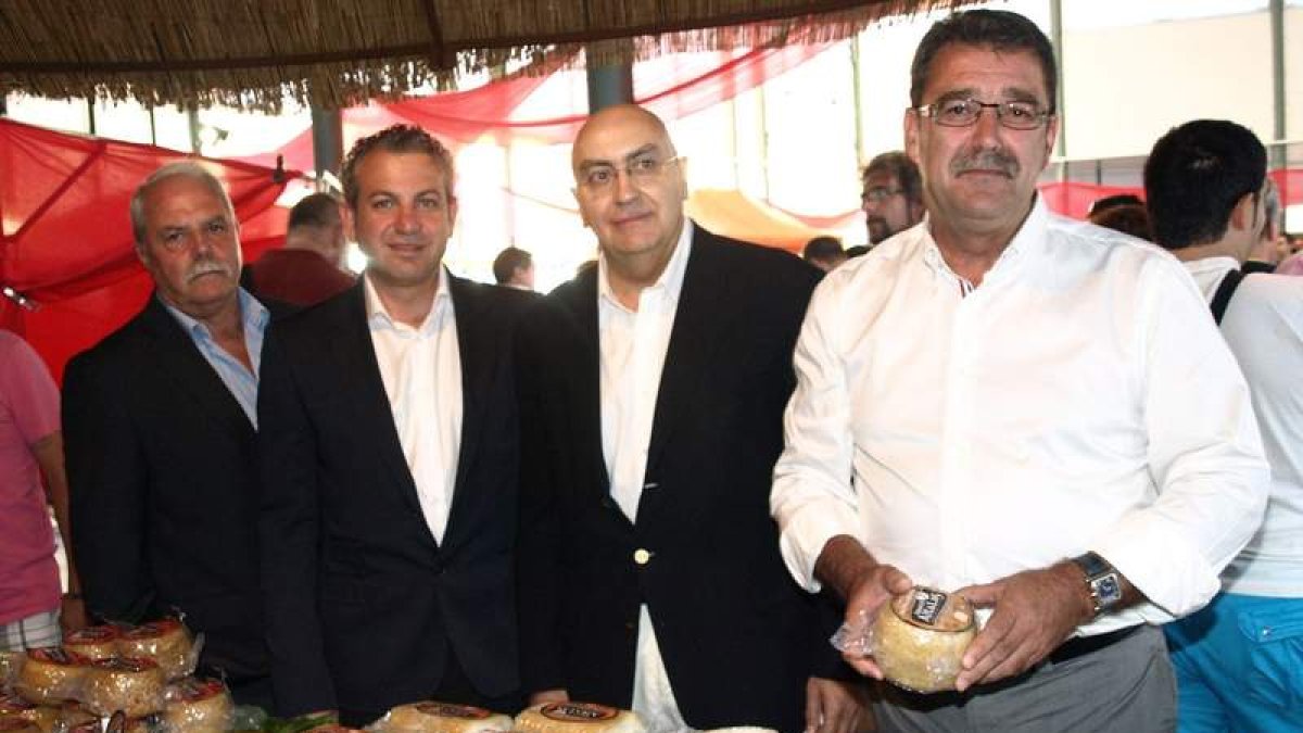Manuel Suárez, Nicanor Sen, Ángel García Colín y Francisco García, con los quesos Aitalas de Sahechores de Rueda.